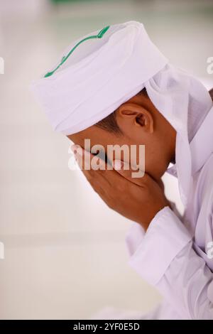 Mosquée Jamiul Azhar. Homme musulman priant. Vietnam. Banque D'Images