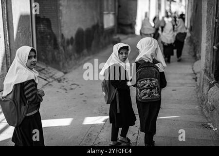 Les filles de l'école primaire ont été renvoyées de l'école et rentrent chez elles dans la province d'Herat, en Afghanistan Banque D'Images