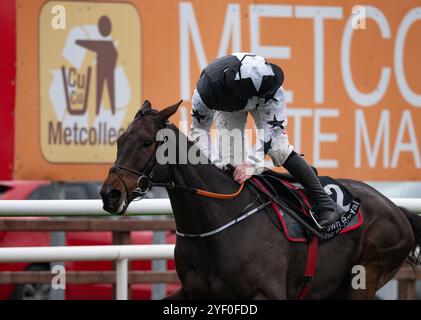 Down Royal, Irlande du Nord. Samedi 2 novembre 2024. Romeo Coolio et Sam Ewing remportent le Tayto Group Maiden Hurdle pour l'entraîneur Gordon Elliott et les propriétaires KTDA Racing Credit : JTW Equine images/Alamy Live News Credit : JTW Equine images/Alamy Live News Banque D'Images