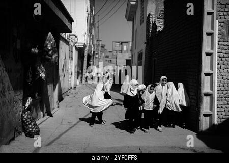 Les filles de l'école primaire ont été renvoyées de l'école et rentrent chez elles dans la province d'Herat, en Afghanistan Banque D'Images