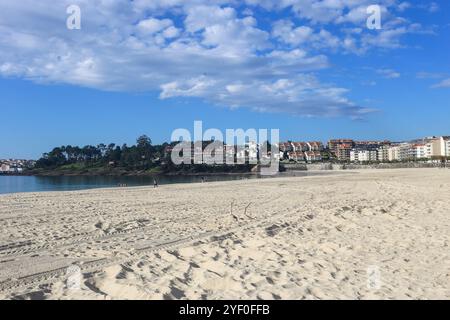 Sanxenxo, Espagne, 02 novembre 2024 : vue de la plage de Silgar pendant la vie quotidienne à Sanxeno, le 02 novembre 2024, à Sanxenxo, Espagne. Crédit : Alberto Brevers / Alamy Live News. Banque D'Images