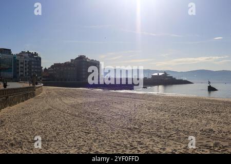 Sanxenxo, Espagne, 02 novembre 2024 : vue de la plage de Silgar pendant la vie quotidienne à Sanxeno, le 02 novembre 2024, à Sanxenxo, Espagne. Crédit : Alberto Brevers / Alamy Live News. Banque D'Images