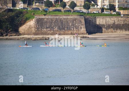 Sanxenxo, Espagne, 02 novembre 2024 : plusieurs personnes jouant au gazon de padel dans la vie quotidienne à Sanxeno, le 02 novembre 2024, à Sanxenxo, Espagne. Crédit : Alberto Brevers / Alamy Live News. Banque D'Images