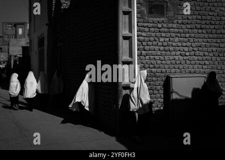 Les filles de l'école primaire ont été renvoyées de l'école et rentrent chez elles dans la province d'Herat, en Afghanistan Banque D'Images