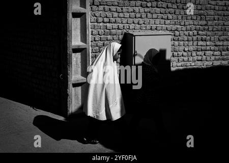 Les filles de l'école primaire ont été renvoyées de l'école et rentrent chez elles dans la province d'Herat, en Afghanistan Banque D'Images