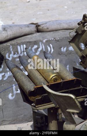 Première Guerre du Golfe : 10 mars 1991 obus soviétiques de 57 mm, prêts à être utilisés comme munitions pour un canon antiaérien AZP S-60 de 57 mm de fabrication soviétique, abandonné par l'armée irakienne sur la plage d'Anjafa à Koweït City. Banque D'Images