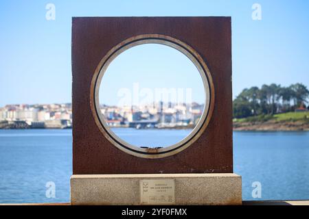 Sanxenxo, Espagne, 02 novembre 2024 : la sculpture du 'cercle des vœux' avec le village de Portonovo pendant la vie quotidienne à Sanxeno, le 02 novembre 2024, à Sanxenxo, Espagne. Crédit : Alberto Brevers / Alamy Live News. Banque D'Images