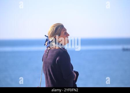 Sanxenxo, Espagne, 02 novembre 2024 : une femme contemplant le paysage dans la vie quotidienne à Sanxeno, le 02 novembre 2024, à Sanxenxo, Espagne. Crédit : Alberto Brevers / Alamy Live News. Banque D'Images