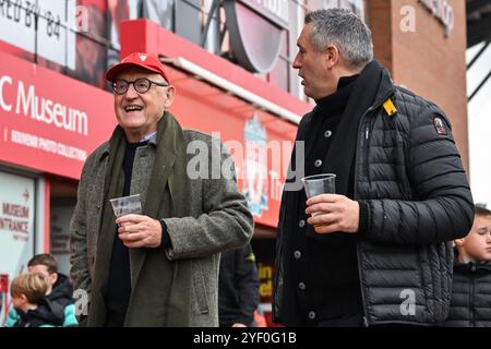 Les fans arrivent avant le match de premier League Liverpool vs Brighton et Hove Albion à Anfield, Liverpool, Royaume-Uni, le 2 novembre 2024 (photo de Cody Froggatt/News images) Banque D'Images