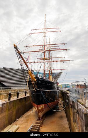 Dundee Écosse : 4 août 2024 : V&A (V et A) extérieur Dundee avec HMS Discovery Banque D'Images