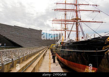 Dundee Écosse : 4 août 2024 : V&A (V et A) extérieur Dundee avec HMS Discovery Banque D'Images