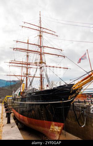 Dundee Écosse : 4 août 2024 : V&A (V et A) extérieur Dundee avec HMS Discovery Banque D'Images