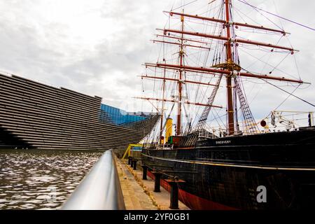 Dundee Écosse : 4 août 2024 : V&A (V et A) extérieur Dundee avec HMS Discovery Banque D'Images