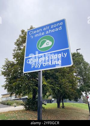 Newcastle UK : 20 septembre 2024 : panneau de signalisation de la zone Air pur près du centre-ville Banque D'Images