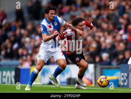 Lewis Travis des Blackburn Rovers (à gauche) et Callum O'Hare de Sheffield United se battent pour le ballon lors du Sky Bet Championship match à Ewood Park, Blackburn. Date de la photo : samedi 2 novembre 2024. Banque D'Images