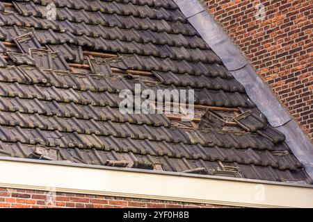 Dommages au toit causés par la tempête Eunice. Certaines tuiles ont été soufflées du toit Banque D'Images