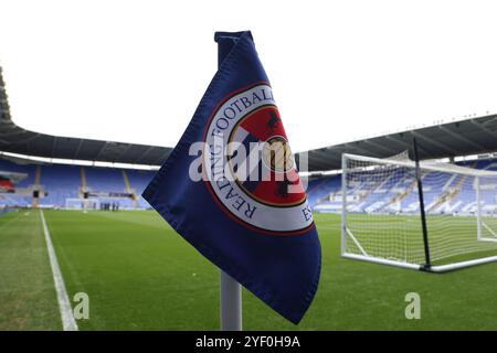 2 novembre 2024 ; Select car Leasing Stadium, Reading, Berkshire, Angleterre ; FA Cup First Round Football, Reading versus Fleetwood Town ; Reading corner flag à l'intérieur du Select car Leasing Stadium Banque D'Images