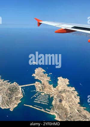 Aile d'avion survolant le Port du Frioul dans l'Ile Ratonneau au large de Marseille, Provence-Alpes-Côte-d'Azur, France Banque D'Images