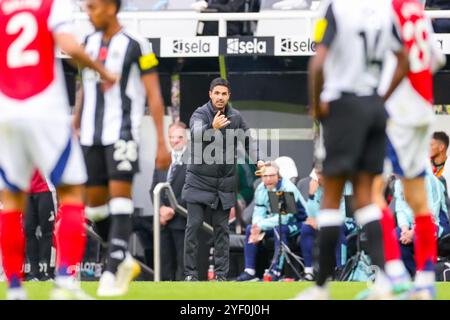 Mikel Arteta Gestures, Manager de l'arsenal, lors du match Newcastle United FC contre Arsenal FC English premier League à l'occasion de la rencontre James' Park, Newcastle, Angleterre, Royaume-Uni le 2 novembre 2024 crédit : Every second Media/Alamy Live News Banque D'Images