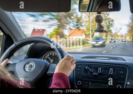 Lutherstadt Wittenberg Themenbild - Junge Fahranfaengerin sitzt hinter dem Steuer eines Autos, 02.11.2024 Themenbild - Junge Fahranfaengerin sitzt hinter dem Steuer eines Autos, 02.11.2024 Eine Junge Frau blickt aufmerksam auf die Straße und haelt die Haende am Lenkrad vom Skoda. Alkohol ist neben der Probezeit auch bis zum 21. Lebensjahr verboten. *** Lutherstadt Wittenberg image thème jeune conducteur novice assis au volant d'une voiture, 02 11 2024 image thème jeune conducteur novice assis au volant d'une voiture, 02 11 2024 Une jeune femme regarde attentivement la route et garde les mains sur t Banque D'Images