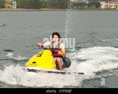 Jeune homme sur un jet ski en mer de Chine méridionale, Kota Kinabalu, Bornéo, Malaisie Banque D'Images