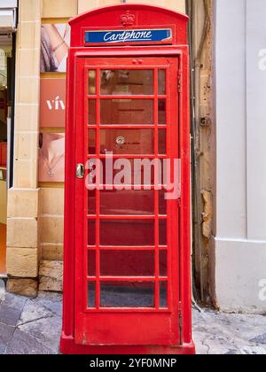 Cabine téléphonique rouge traditionnelle dans la vieille ville de la Valette, Malte Banque D'Images
