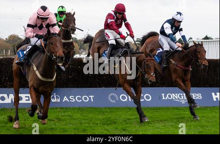 Ascot, Royaume-Uni, samedi 2 novembre 2024 ; Martator et jockey Charlie Deutsch remportent le Byrne Group handicap Steeple Chase (premier handicap) pour l'entraîneur Venetia Williams et la propriétaire Camilla Norton. Crédit JTW Equine images / Alamy Live News. Banque D'Images