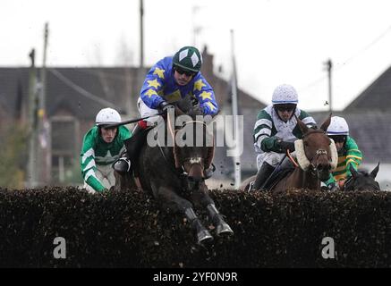 History of Fashion monté par Harry Sexton efface le dernier avant de gagner le handicap Chase des marquises Eventco le deuxième jour du Ladbroke Festival of Racing à Down Royal Racecourse, Lisburn. Date de la photo : samedi 2 novembre 2024. Banque D'Images