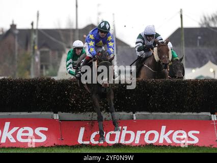 History of Fashion monté par Harry Sexton efface le dernier avant de gagner le handicap Chase des marquises Eventco le deuxième jour du Ladbroke Festival of Racing à Down Royal Racecourse, Lisburn. Date de la photo : samedi 2 novembre 2024. Banque D'Images