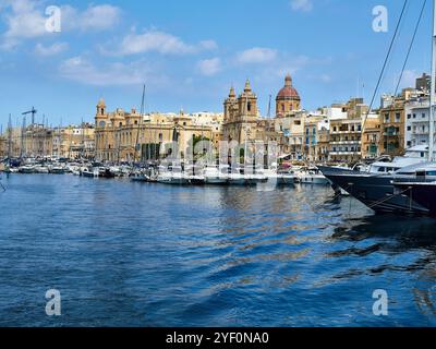 Yachts et bateaux dans la marina de la Valette, Malte Banque D'Images