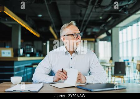 Directeur d'âge moyen, directeur mature, homme travaille dans le bureau. Banque D'Images