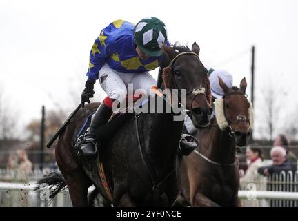 History of Fashion monté par Harry Sexton remporte le handicap Chase des marquises d'Eventco le deuxième jour du Ladbroke Festival of Racing à l'hippodrome Down Royal, Lisburn. Date de la photo : samedi 2 novembre 2024. Banque D'Images