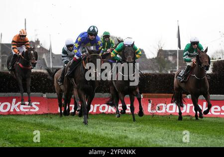 Histoire de la mode monté par Harry Sexton avant de gagner le handicap Chase des marquises Eventco le deuxième jour du Ladbroke Festival of Racing à l'hippodrome Down Royal, Lisburn. Date de la photo : samedi 2 novembre 2024. Banque D'Images