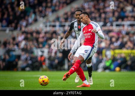 Newcastle upon Tyne, Royaume-Uni. 27 octobre 2024. Newcastle upon Tyne, Angleterre - 2 novembre : Gabriel Magalhães d'Arsenal et Joe Willock de Newcastle lors du match de premier League 2024/25 entre Newcastle United FC et Arsenal FC à St James Park le 2 novembre 2024 à Newcastle upon Tyne, Angleterre. (Richard Callis/SPP) crédit : photo de presse sportive SPP. /Alamy Live News Banque D'Images