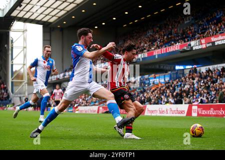 Joseph Rankin-Costello des Blackburn Rovers (centre gauche) et Callum O'Hare de Sheffield United se battent pour le ballon lors du Sky Bet Championship match à Ewood Park, Blackburn. Date de la photo : samedi 2 novembre 2024. Banque D'Images