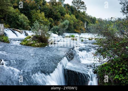 Photos d'un voyage à la cascade de Rheinfall à Neuhasen près de Schaffhausen en Suisse, belle vue sur les cascades Banque D'Images