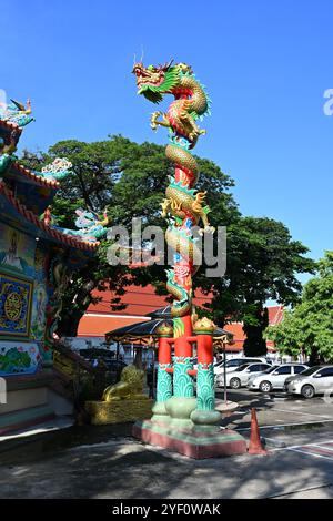 Dragon sur pilier dans le temple du sanctuaire Kuan Yin, Wat Chana Songkram, bangkok Thaïlande Banque D'Images