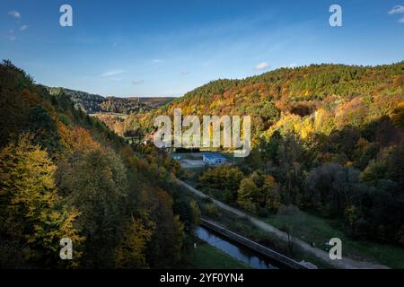 Paysage automnal avec montagnes Owl, vu d'un barrage en pierre sur la rivière Bystrzyca à Zagorze Slaskie, basse Silésie, Pologne. RESERVOIR anti-inondation. Banque D'Images