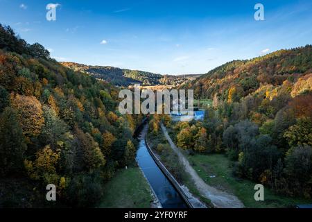 Paysage automnal avec montagnes Owl, vu d'un barrage en pierre sur la rivière Bystrzyca à Zagorze Slaskie, basse Silésie, Pologne. RESERVOIR anti-inondation. Banque D'Images