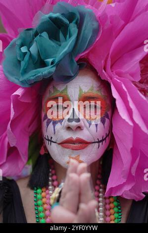 Londres, Royaume-Uni. 2 novembre 2024. Festival Day of the Dead de Londres. La célébration mexicaine qui honore le décès d'êtres chers est vécue sur Columbia Road, dans l'est de Londres, avec des habitants de la région et des participants se réunissant dans un maquillage du visage vibrant et saisissant. Crédit : Guy Corbishley/Alamy Live News Banque D'Images