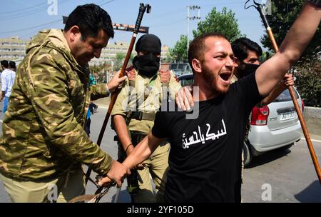 Des chiites du Cachemire en deuil crient des slogans alors que la police tentait d'arrêter leur procession de Mouharram à Srinagar, dans le Cachemire sous administration indienne, le 19 septembre 2018. La police a tiré des gaz lacrymogènes pour déjouer la procession de Moharram, qui est interdite dans certaines parties de Srinagar depuis 1990, le gouvernement lndien invoquant des considérations de sécurité. De nombreux musulmans chiites ont également été arrêtés alors qu'ils tentaient de marcher dans le centre-ville de Srinagar. Moharram est le premier mois islamique et est un mois de deuil pour les chiites en souvenir du martyre de lmam Hussain, le petit-fils du prophète Mahomet Banque D'Images