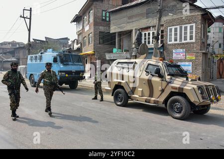 Srinagar, Inde. 02 novembre 2024. Des troupes paramilitaires patrouillent près du site d'une fusillade entre les forces gouvernementales et un militant à Srinagar, la capitale estivale du Jammu-et-Cachemire. Trois militants, dont un commandant de haut rang, ont été tués dans deux opérations anti-militantistes distinctes au Cachemire. Deux policiers et deux hommes de la Force centrale de police de réserve (CRPF) ont également été blessés au cours des opérations. Crédit : SOPA images Limited/Alamy Live News Banque D'Images