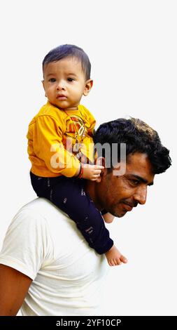 Père mûr donnant piggyback ride au petit fils sur fond de studio. Fête des pères. Portrait d'un fils heureux souriant assis sur les épaules des pères et l Banque D'Images