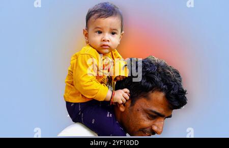 Père mûr donnant piggyback ride au petit fils sur fond de studio. Fête des pères. Portrait d'un fils heureux souriant assis sur les épaules des pères et l Banque D'Images