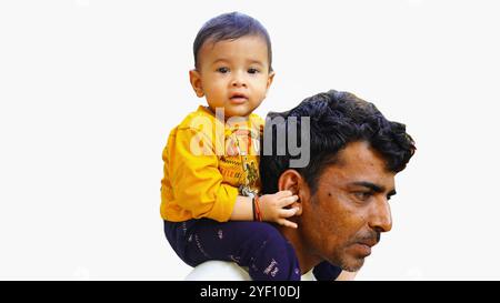 Père mûr donnant piggyback ride au petit fils sur fond de studio. Fête des pères. Portrait d'un fils heureux souriant assis sur les épaules des pères et l Banque D'Images