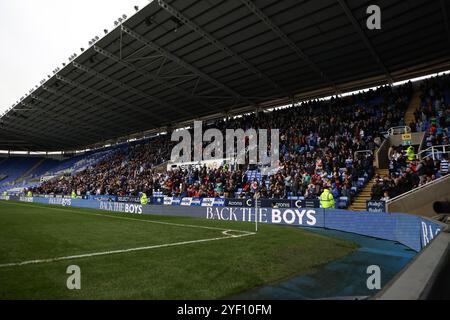 2 novembre 2024 ; Select car Leasing Stadium, Reading, Berkshire, Angleterre ; FA Cup First Round Football, Reading versus Fleetwood Town ; tous les fans de Reading à domicile à l'intérieur du Select car Leasing Stadium Banque D'Images