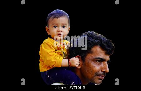 Père mûr donnant piggyback ride au petit fils sur fond de studio. Fête des pères. Portrait d'un fils heureux souriant assis sur les épaules des pères et l Banque D'Images