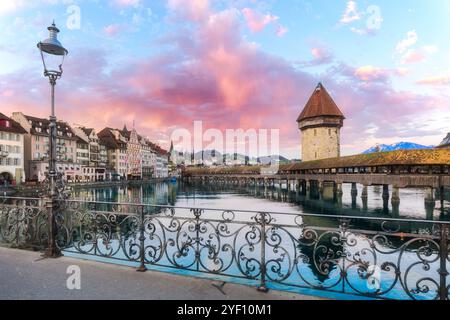 Belle vue sur le centre-ville historique de Lucerne avec le célèbre pont de la Chapelle et le lac de Lucerne, Canton de Lucerne, Suisse Banque D'Images