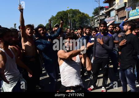 Des chiites du Cachemire en deuil crient des slogans alors que la police tentait d'arrêter leur procession de Mouharram à Srinagar, dans le Cachemire sous administration indienne, le 19 septembre 2018. La police a tiré des gaz lacrymogènes pour déjouer la procession de Moharram, qui est interdite dans certaines parties de Srinagar depuis 1990, le gouvernement lndien invoquant des considérations de sécurité. De nombreux musulmans chiites ont également été arrêtés alors qu'ils tentaient de marcher dans le centre-ville de Srinagar. Moharram est le premier mois islamique et est un mois de deuil pour les chiites en souvenir du martyre de lmam Hussain, le petit-fils du prophète Mahomet Banque D'Images