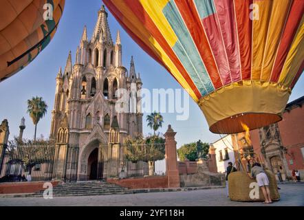 Montgolfières à Plaza principal (El jardin), Parroquia (église paroissiale), San Miguel de Allende, Mexique Banque D'Images